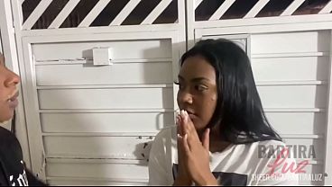 NEGÃO DA PIROCA GROSSA FODENDO GAROTA SAFADA DE 18 ANOS EM SUA CASA E FILMANDO SEU PRIMEIRO AMADOR - TEASER