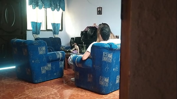 Mi Hermanastra Cree Que No Hay Nadie En Casa Y Se Folla A Su Novio En La Sala De Estar. La Delataré