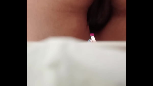 ABIERTO Y ORINANDO, Sin Darse Cuenta Grabo A La Mama De Mi Amigo, Sabia Que Iba A Pasar Al Sanitario Asi Que Escondí La Camara Sin Que Nadie Me Observara, Me Encantan Sus Nalgas