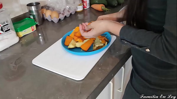 Mi Nuera Cocinando Sola En La Casa Se Deja Follar Como Una Puta - Esposa Insatisfecha Se Deja Follar Con Su Suegro Porque Su Marido Siempre Trabaja