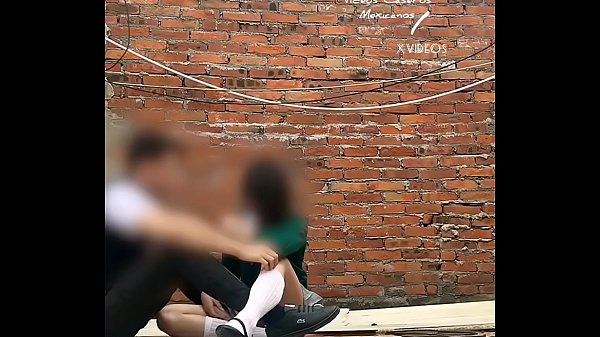 SEXO PUBLICO!! Se COGE A Su COMPAÑERA Atrás De Los SALONES! ALUMNA De La FEDERAL Se La CHUPA En La ESCUELA, MEXICANAS Putas!! Parte 1
