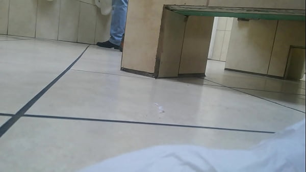 ESPIANDO EN EL BAÑO COMERCIAL