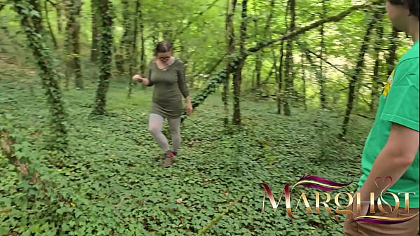 C’est L’Automne : Mon Amant Me Baise Le Cul Vigorous Contre Un Arbre En Forêt Avec Gorge Profonde Et Spurt