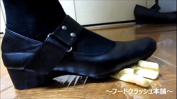 【fetish】Japanese Hottie Food Crush With Knee High Socks Strap Shoes.