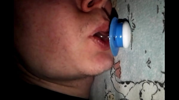 Il Suce Sa Tétine Comme Une Bite En Dormant