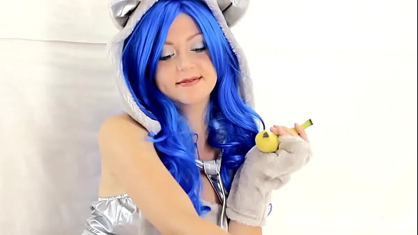 Cosplayer Stuffs Her Unshaved Cunt With A Banana
