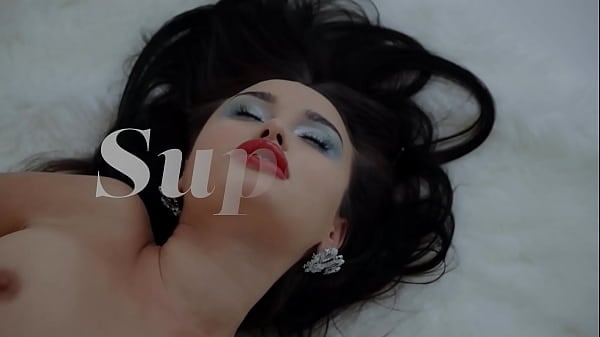 Jess Leon Exposes Off Her Bod In Her First Scene - SUPERBE
