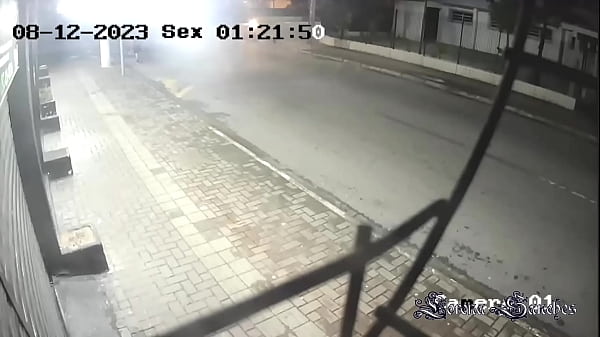 Câmeras De Segurança Flagram Durante A Festa Num Exibicionismo Pelas Ruas Da Praia Grande Sabrina Strong Abordando Os Machos Na Rua E Lorena Sanches Da A Bucetinha Para Um Fã