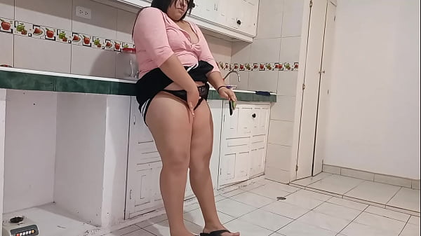 Se Folla Al Chico De La Tienda Mientras Mientras Su Esposo No Esta En Casa Que Suerte Tiene Este Repartido Para Follarse A Tremende Mujer Con Ese Gran Culo Y Como Le Chupa Toda La