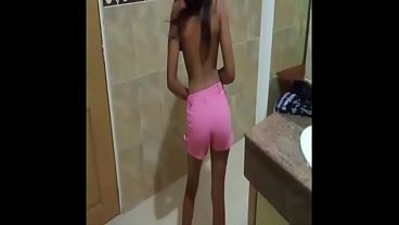 Mi Novia Y Yo Entramos A Un Baño Publico Y Empezo A Mamarme El Pene Hasta Terminar Cogiendo