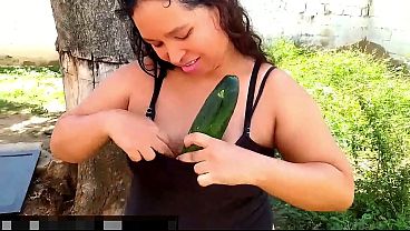 Utendørs Onani Med Stor Agurk. Latina Ludder Dedikerer En Video Til Sin Amerikanske Kjæreste Fra Kansas I USA. Hun Viser Seg Mens Hun Stikker Grønnsaken Inni Den Våte Tispe-fitten