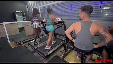 Duas Gostosas Levando Ferro Na Academia