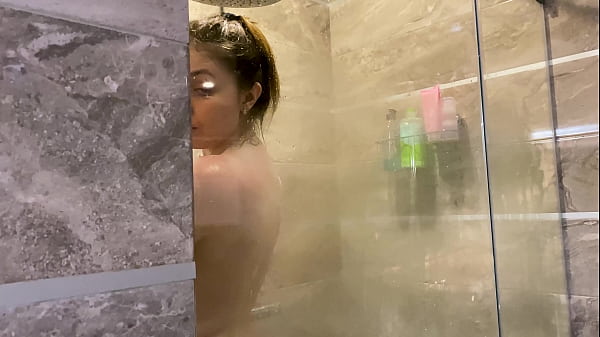 A Young Pervert Looked At His Stepmommy In The Shower