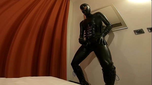Latex Peak Total Black
