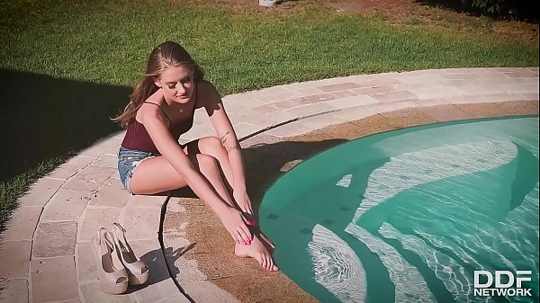 Must-see Outdoors Self-pleasure On A Unicorn Floatie With Babe Tiffany Tatum