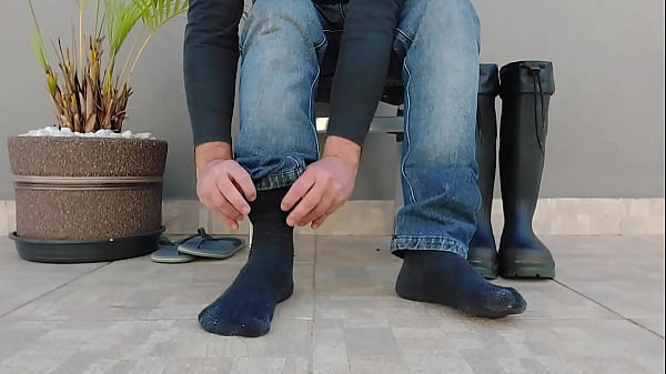 PUTTING ON THE RUB BOOT - ECOBOOTS