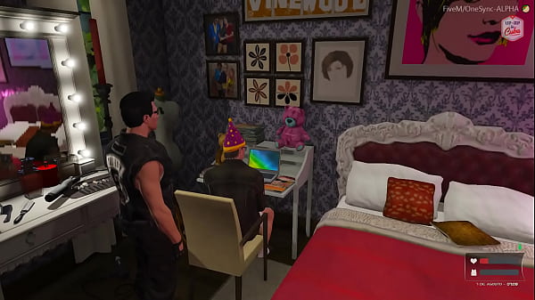 Velho Mature Esvaziando A Mamadeira No Quarto Da Neta Na Frente Do Computador Dela
