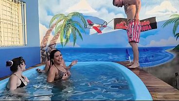 3 Safadas Fazem Sexo Com O Piscineiro Do Pau Grande