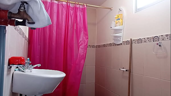 Mientra Estoy En El Baño Mi Madrastra Entra Y Desde Que Yo Llegue Ala Casa Tiene La Fantasia De Follarme Mientras Mi Padrastro No Esta Y Se Comienza A Masturbar Luego No Me Pude