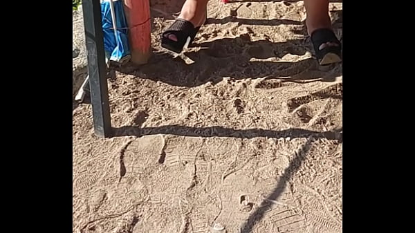 Sin Bragas Bajo La Mesa En Un Bar
