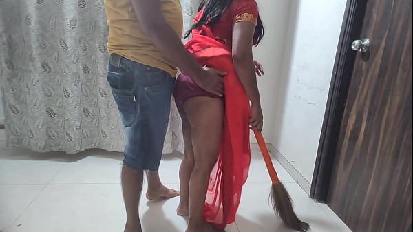 Desi Housemaid Ne Zadu Mar Rahi Thi Tab Uska Sahabji Aya Or Bola Muze Tumhara Chut Cahiye