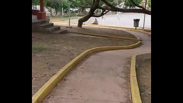 Beruka Bien Cachonda Va Al Parque Bien Enchufada Con Su Juguete Sexual En Su Enorme Panocha