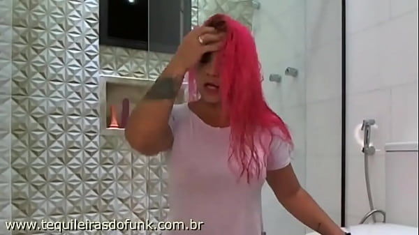 DEBORA FANTINE SE DEPILANDO NO BANHO