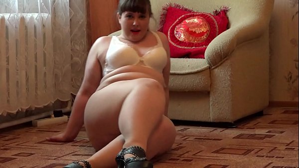 A Fat Hottie In Pantyhose And Heels Masturbates Her Twat.