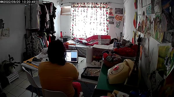 Padrastro Espía A La Hijastra Mientras Hace Homeoffice