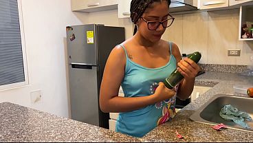 Bridney Destruye Su Coño Mojado Con Un Pepino