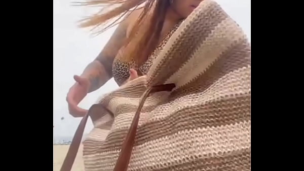 FUI SÓ DE VESTIDO SEM CALCINHA PRA PRAIA, UM FÃ SE APROXIMOU E FICAMOS CONVERSANDO PUTARIA