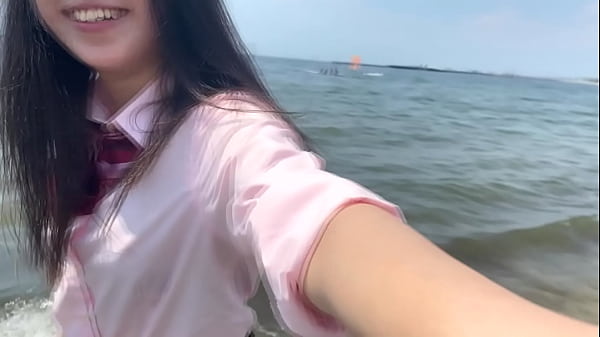 Https://bit.ly/3C96zHp　ハメ撮り　海でデートした後ラブホでハメ撮りセックス。おじさんと濃厚なキス。フェラチオのテクニックがエロい。手マンされてめちゃくちゃ気持ちよさそう。正常位で感じまくり。