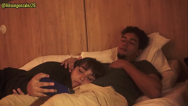 Tengo Sueño Hermanastro, Dejame Acostarme En Tus Piernas, Pero No Metas Tu Pene En Mi Boca Por Favor!!