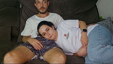 A Stepsibling é Seduzida Pelo Stepbrother Enquanto Assistem O Jogo
