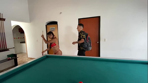 ENSEÑANDO A MI AMIGA LATINA A JUGAR AL BILLAR - Kristal Bridge/ Dani Clark