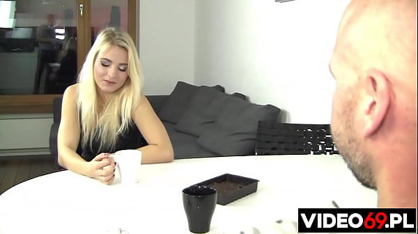 Starszy Facet Rżnie Nastoletnią Koleżankę Siostrzenicy