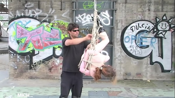 Tempting Nackte Frau Mit Kleinen Brüsten Wird Von Ihrem Rigger Gefesselt, Das Findet In Aller Öffentlichkeit Statt, Aufgehangen An Bondageseilen, Ist Sie Immer Mehr Ausgeliefert.