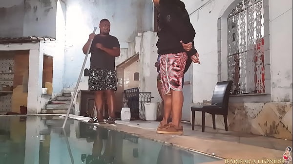 Avisei Ao Meu Marido Pra Não Gastar Dinheiro à Toa Pra Limpar Piscina No Frio, Ele Me Ignorou, Então Dei O Troco Com Os Piscineiros Leo Ogro E Moreno Com A Ajuda Da Minha Amiga