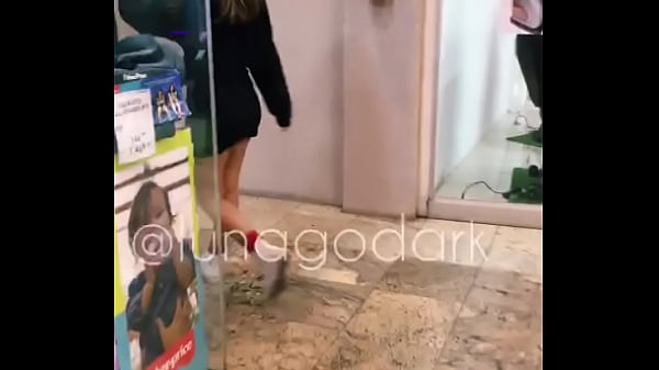 Exibição No Shopping Em Publico Todos Olhando