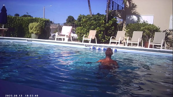 MAXXX LOADZ IS HAVING FUN IN THE POOL