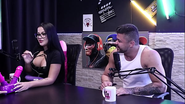 Gostosa Perde No Jogo Da Punheta E Tira Sua Roupa, Ficando Toda Pelada Mostrando Seus Peitos E A Buceta Deliciosa - Bia Sizzling Official