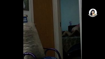 Marido Faz Esposa Dar Boas Vindas A O Amigo No Quarto De Hospedes . ( Boas Vindas Surpresa )