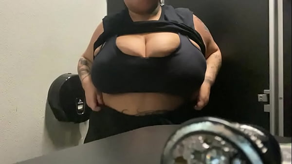 Bbw Peituda No Banheiro Da Academia Colocando O Stuff No Cú - Mary Jhuana