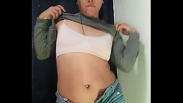 Allisonvega Haciendo Streaptease Con Shor De Jean Y Franela Corta