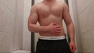 Muskulöser Deutscher Stepdaddy Wichst Fetten Schwanz In öffentlicher Toilette - PhantomGentX