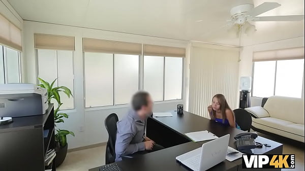 VIP4K. Une Jeune Fille Satisfait Tous Les Besoins Sales De L'agent De Crédit Pour Partir En Voyage