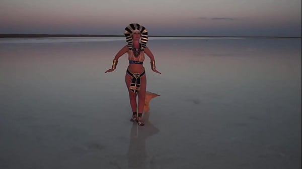 Walk Seminude By Salt-lake Elton In Egypt Style