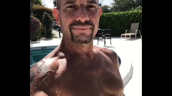 Maxxx Loadz At The Pool