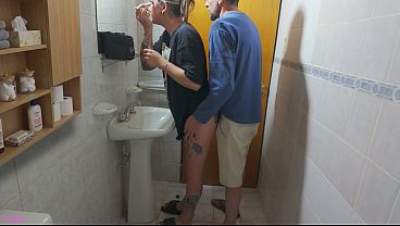 Mi Mujer Casi Me Atrapa Follando A La Esposa De Mi Hermano En El Baño