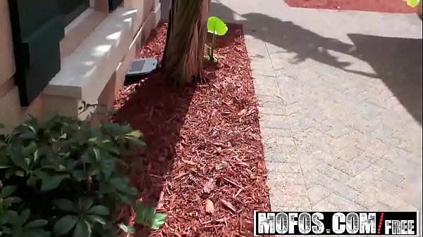 Mofos - Pervs On Patrol - (Amanda Bryant) - Peeking In The Window